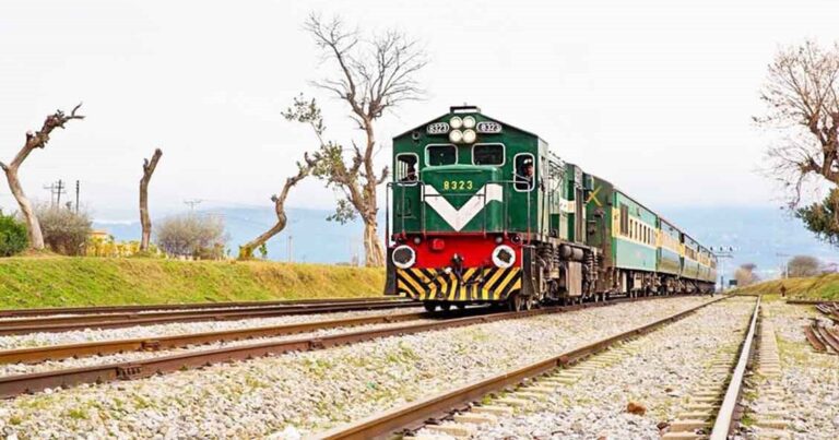 Govt decides to take over Pakistan Railways land