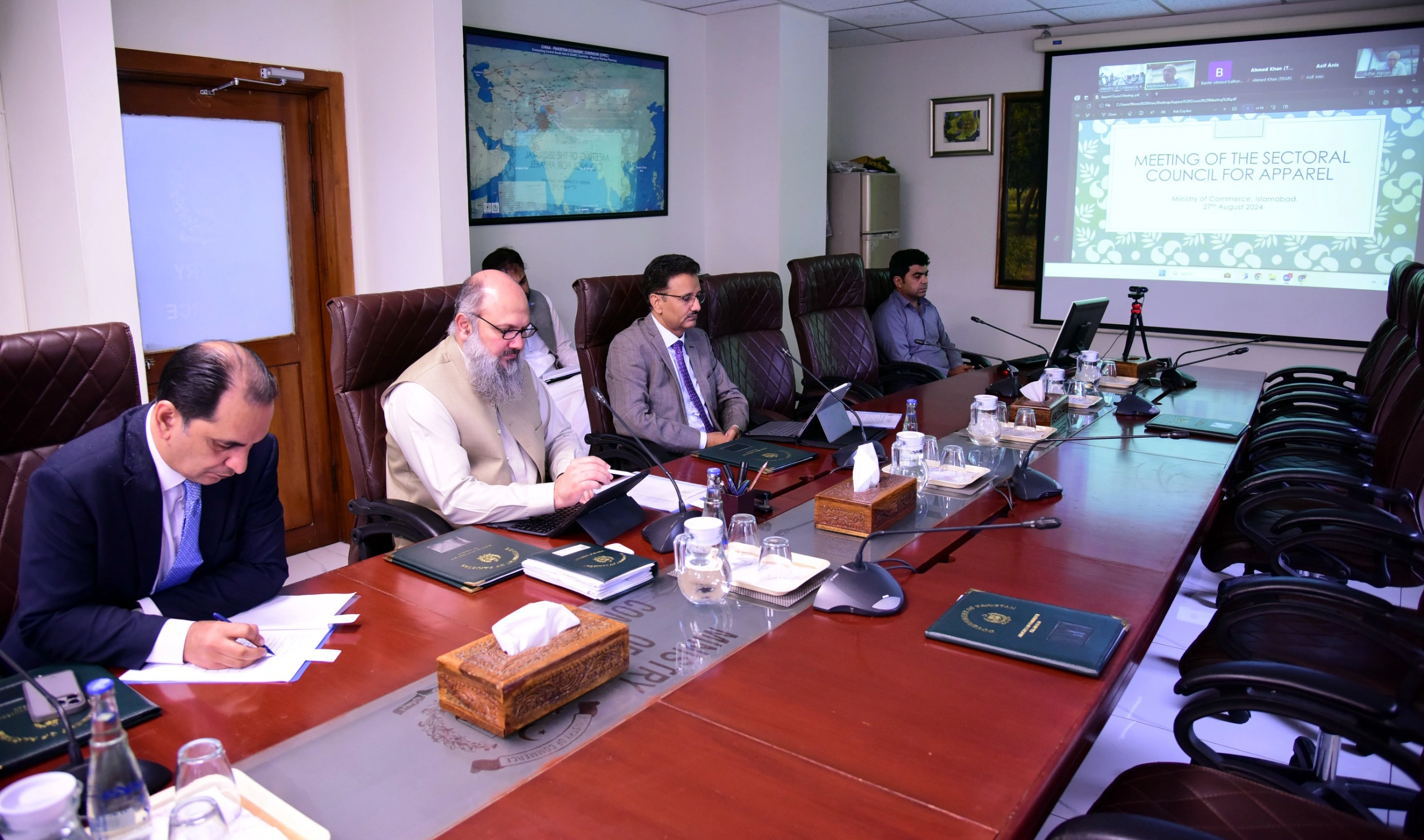 Commerce Minister Holds Virtual Meeting with Textiles and Apparel Sectoral Councils